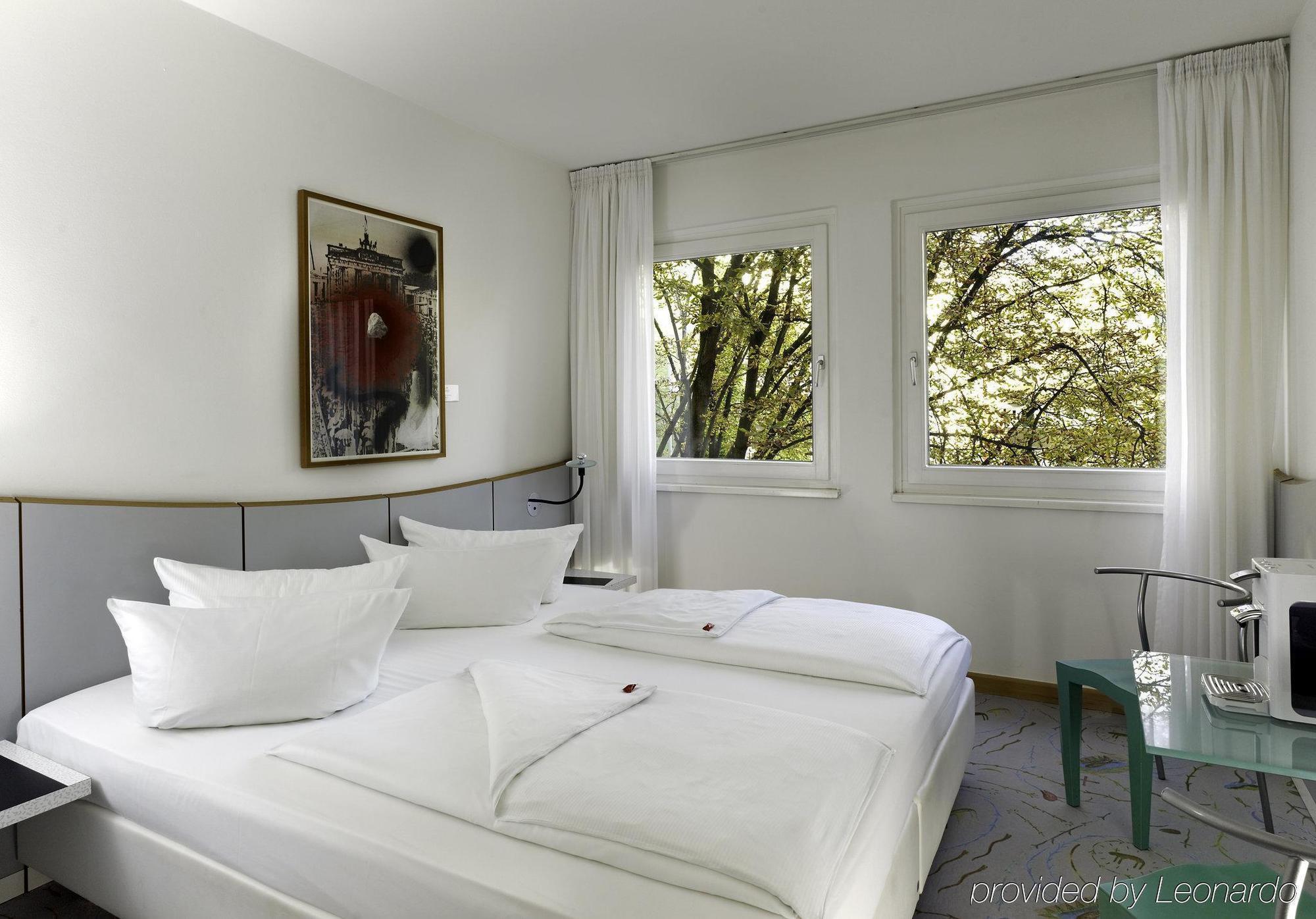 Radisson Red Berlin Kudamm Hotel ภายนอก รูปภาพ