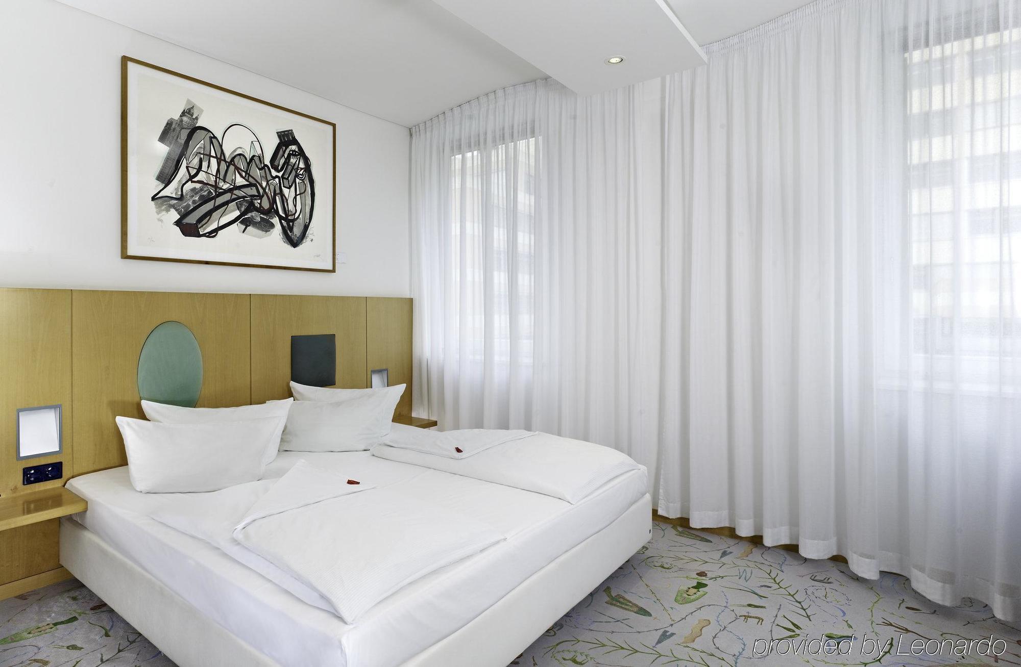Radisson Red Berlin Kudamm Hotel ภายนอก รูปภาพ